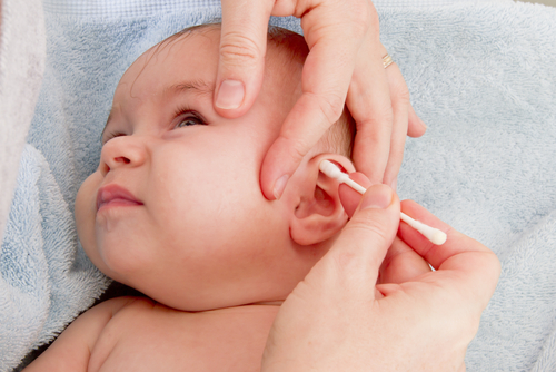 Ինչու չի կարելի մաքրել երեխայի ականջները մինչև 1 տարեկանը