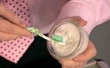 Как сделать отбеливающую и противовоспалительную зубную пасту в домашних условиях